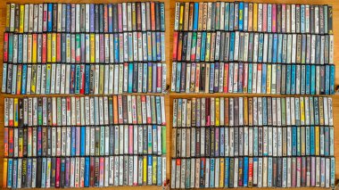 Giurgiu, Romanya - 21 Nisan 2016. Sıra sıra dizilmiş ses kasetleri koleksiyonu, üst görünüm