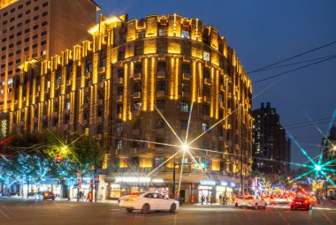 Şangay, Çin - 18 Mayıs 2025 Akşam yürüyüşü Şangay 'ın aydınlık sokaklarında