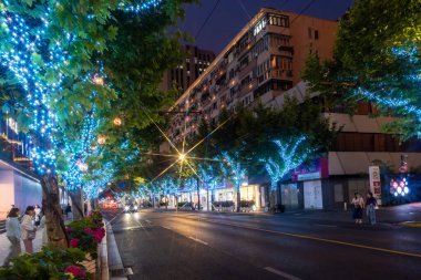 Şangay, Çin - 18 Mayıs 2025 Akşam yürüyüşü Şangay 'ın aydınlık sokaklarında