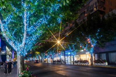 Şangay, Çin - 18 Mayıs 2025 Akşam yürüyüşü Şangay 'ın aydınlık sokaklarında