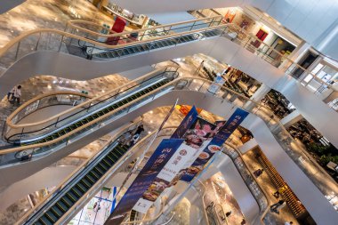 Hangzhou Şehri, Çin - 02 Ekim 2025 Çok katlı bir alışveriş merkezinde