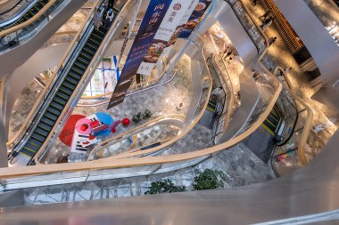 Hangzhou Şehri, Çin - 02 Ekim 2025 Çok katlı bir alışveriş merkezinde
