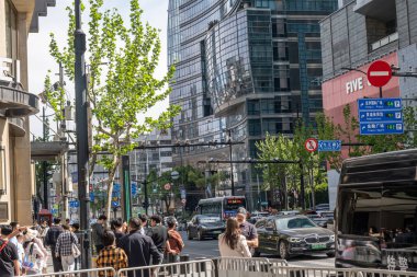 Şangay, Çin - 26 Nisan 2025 muhteşem şehir Şangay 'da yürüyüş turu, hareketli bir şehir sokak sahnesi. Gündelik giysiler içinde kaldırımda yürüyen çeşitli kadın ve erkeklerden oluşan bir kalabalık.