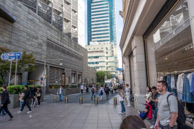 Şangay, Çin - 26 Nisan 2025 muhteşem şehir Şangay 'da yürüyüş turu, hareketli bir şehir sokak sahnesi. Gündelik giysiler içinde kaldırımda yürüyen çeşitli kadın ve erkeklerden oluşan bir kalabalık.