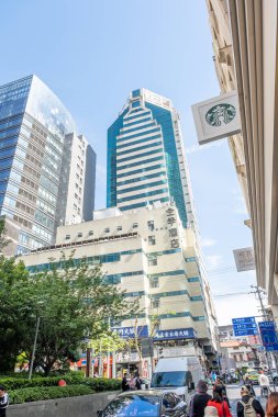 Şangay, Çin - 26 Nisan 2025 muhteşem şehir Şangay 'da yürüyüş turu, hareketli bir şehir sokak sahnesi. Gündelik giysiler içinde kaldırımda yürüyen çeşitli kadın ve erkeklerden oluşan bir kalabalık.