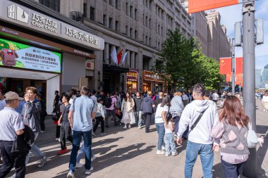 Şangay, Çin - 26 Nisan 2025 muhteşem şehir Şangay 'da yürüyüş turu, hareketli bir şehir sokak sahnesi. Gündelik giysiler içinde kaldırımda yürüyen çeşitli kadın ve erkeklerden oluşan bir kalabalık.