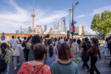 Şangay, Çin - 26 Nisan 2025 muhteşem şehir Şangay 'da yürüyüş turu, hareketli bir şehir sokak sahnesi. Gündelik giysiler içinde kaldırımda yürüyen çeşitli kadın ve erkeklerden oluşan bir kalabalık.
