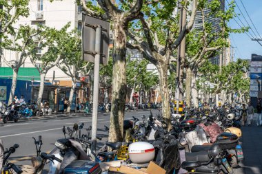 Şangay, Çin - 26 Nisan 2025 muhteşem şehir Şangay 'da yürüyüş turu, hareketli bir şehir sokak sahnesi. Gündelik giysiler içinde kaldırımda yürüyen çeşitli kadın ve erkeklerden oluşan bir kalabalık.