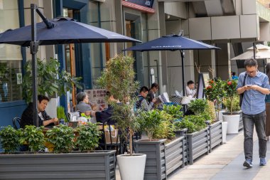 Şangay, Çin - 26 Nisan 2025 muhteşem şehir Şangay 'da yürüyüş turu, hareketli bir şehir sokak sahnesi. Gündelik giysiler içinde kaldırımda yürüyen çeşitli kadın ve erkeklerden oluşan bir kalabalık.