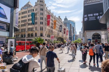 Şangay, Çin - 26 Nisan 2025 muhteşem şehir Şangay 'da yürüyüş turu, hareketli bir şehir sokak sahnesi. Gündelik giysiler içinde kaldırımda yürüyen çeşitli kadın ve erkeklerden oluşan bir kalabalık.