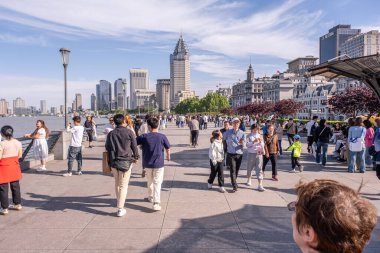 Şangay, Çin - 26 Nisan 2025 muhteşem şehir Şangay 'da yürüyüş turu, hareketli bir şehir sokak sahnesi. Gündelik giysiler içinde kaldırımda yürüyen çeşitli kadın ve erkeklerden oluşan bir kalabalık.