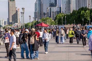 Şangay, Çin - 26 Nisan 2025 muhteşem şehir Şangay 'da yürüyüş turu, hareketli bir şehir sokak sahnesi. Gündelik giysiler içinde kaldırımda yürüyen çeşitli kadın ve erkeklerden oluşan bir kalabalık.