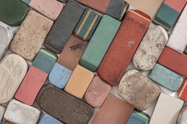 Kullanılmış ve yıpranmış silgi koleksiyonu, dağınık eski, yoğun kullanılmış ve yıpranmış dikdörtgen silgi koleksiyonu.