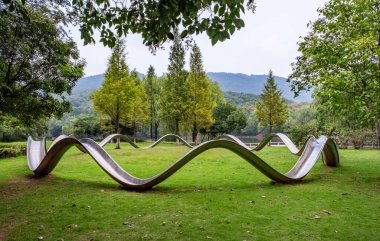 Oyun parkında sürekli bir metal kayması.