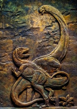 İki dinozorun dramatik bir şekilde durduğu, uzun boyunlu bir Sauropod ile Velociraptor arasındaki çatışma anının yer aldığı, bronz bir yardım heykeli.