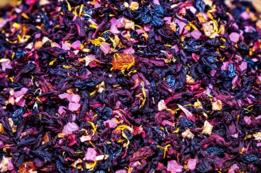 Gevşek yapraklı meyve karışımı, muhtemelen bir amber çiçeği yaprağı ya da benzer bir vişne aromalı karışım. Bu tür çaylar genellikle kafeinsiz ve popüler olup sıcak ve buzlu servis edilir.