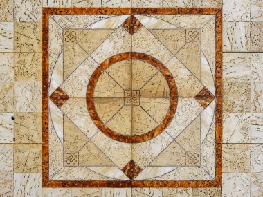 Dört köşeli yıldız desenli merkezi dairesel desenli mermer döşeme. Şablon simetrik ve karmaşıktır, geometrik hassasiyeti gösterir..