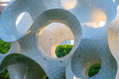 Geniş, dairesel kesimlere sahip karmaşık dalga benzeri bir tasarıma sahip modern bir mimari yapı. Binanın dışı düz, açık gri betondan ve ince doku çizgilerinden oluşuyor.