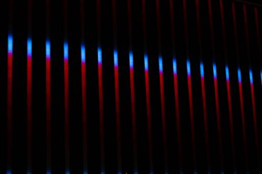 Karanlıkta bir neon bar ışığı