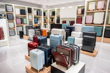 Çeşitli bavullar ve bavulların satıldığı bir mağaza.