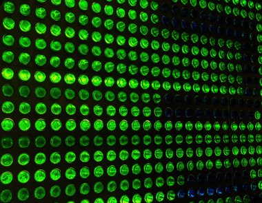 Arkadan aydınlatılmış bira şişelerinden yapılmış bir duvar.