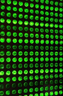 Arkadan aydınlatılmış bira şişelerinden yapılmış bir duvar.