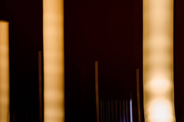 Karanlıkta soyut ışık izleri