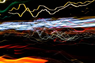 Karanlıkta soyut trafik ışığı izleri