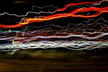 Karanlıkta soyut trafik ışığı izleri