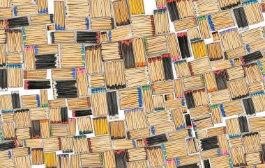 beyaz arkaplandaki kutularda çok renkli kibrit çöpleri