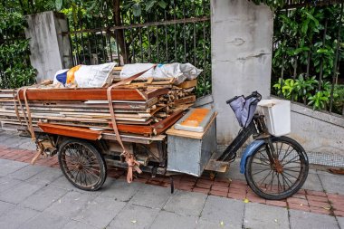 Şangay, Çin - 28 Nisan 2025. Çin Üç Tekerlekli Teslimat Bisikleti. Pedallı ve elektrikli motorlu teslimatlarda kullanılan eski bir Çin kargo üç tekerlekli bisikleti.