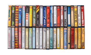 Sibiu, Romanya - 4 Nisan 2023. Eski antika ses kasetlerinden oluşan bir koleksiyonun üst görünümü