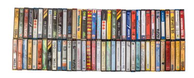 Sibiu, Romanya - 4 Nisan 2023. Eski antika ses kasetlerinden oluşan bir koleksiyonun üst görünümü