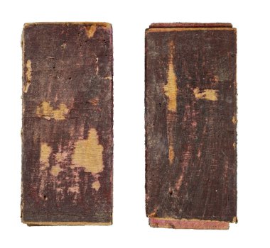 Caries tarafından yenen eski vintage kibrit kutusunun yanındaki kırmızı fosfor yüzeyine aşırı yakın çekim, çarpıcı kibrit konsepti, ayrıntılı makro doku arka planı