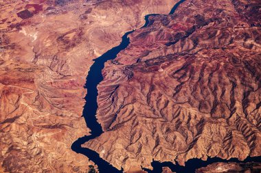 Irak dağları ve Dicle nehri, uçak penceresinden manzara.
