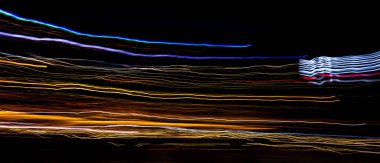 Karanlıkta soyut trafik ışığı izleri