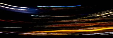 Karanlıkta soyut trafik ışığı izleri