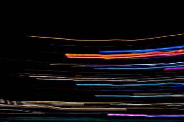 Karanlıkta soyut trafik ışığı izleri