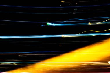 Karanlıkta soyut trafik ışığı izleri