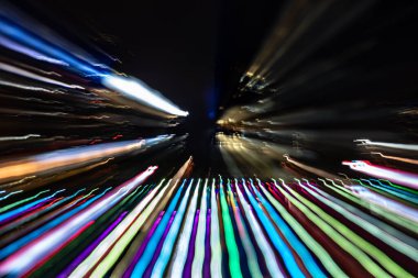 Karanlıkta soyut trafik ışığı izleri