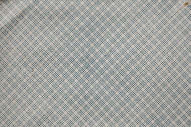 Tasarım modasının içindeki kağıt hava postası zarfı, eski ve rustik doku biraz yıpranmış görünüyor, küçük, dağınık kahverengi lekeler bir yaş duygusu ekliyor ve kullanım