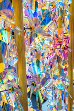 Farklı psikedelik renklerde fırıldak değirmenleri