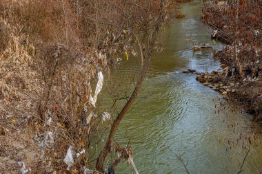Doğal Ayarlarda Yüzen Çöp ve Yağ Kaymaları ile Kirli Nehir