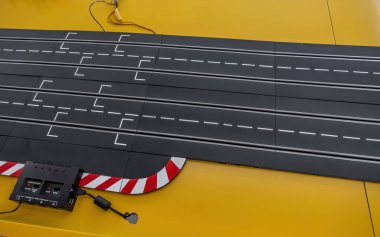 Oyuncak yarış pisti. Yarış pistinde minyatür yarış arabaları. yarış oyuncağı