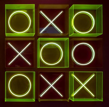 Pleksiglas kutulardaki renkli neon ışıklardan yapılmış Tic-Tac-Toe oyunu