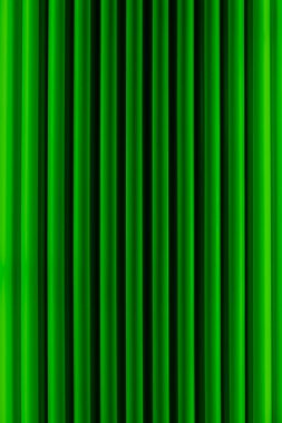 Canlı yeşil kadife perdeler, dikey pileli, zengin, dokulu bir zemin oluşturuyor. Perdeler eşit aralıklarla ve gösterişli kumaşlarını aydınlatan hafif bir parıltıyla..