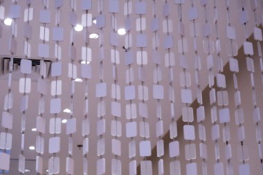 Genellikle oda ayırıcı ya da kapı ve pencereler için dekoratif aksan olarak kullanılan boncuklu bir perde.