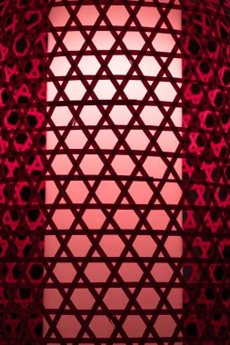 Bambudan yapılmış bir abajur ya da geometrik altılı bir ahşap örgü.