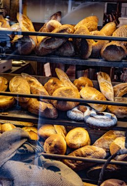Görüntüde taze pişmiş ekmek somunları var.