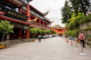 Chongqing, Çin - 09 Mayıs 2025 Chongqing, Çin 'in Jiulongpo Bölgesi, Huayan Tapınağı' ndaki geleneksel bir Çin Budist zen tapınağı, doğal manzarayı antik mimariyle harmanlıyor.